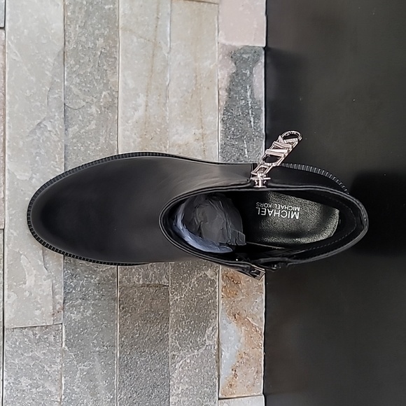 🎁 MICHAEL Michael Kors Women's Regan Leather Ankle Boot - Picture 11 of 11